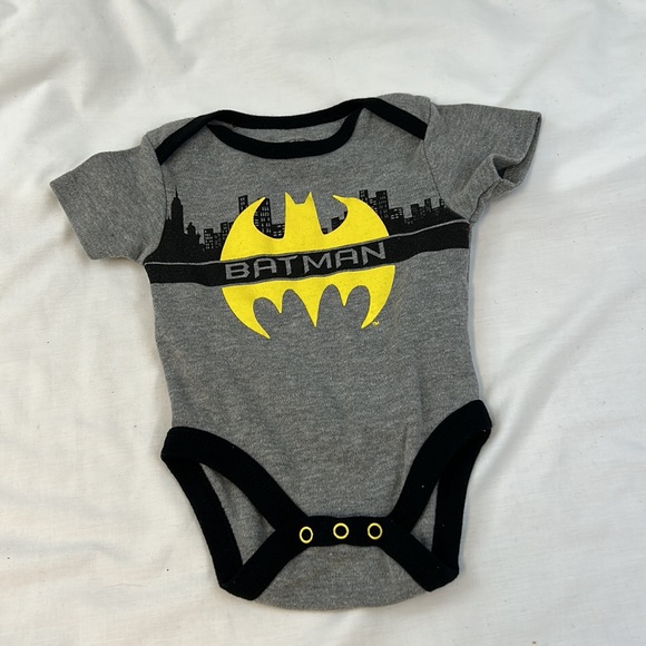Batman 3 Onesie & 2 Bandana Bib Bundle Size 3-6 Months - Picture 7 of 9